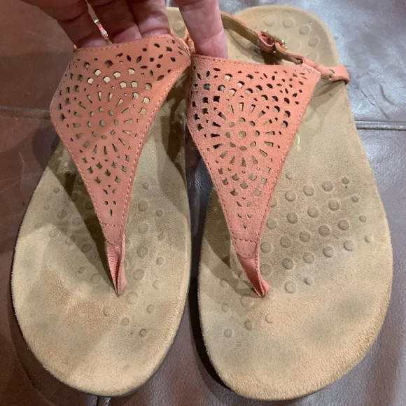 Vionic Tropez Women's Pink/Coral Patent Leather Toe Post Orthotic Sandals - Picture 3 of 9